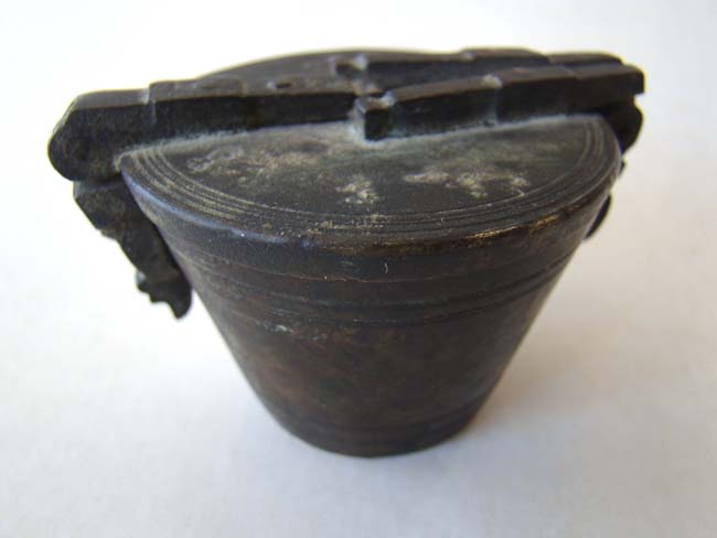 A small 18th century bronze nest of weights — image 2